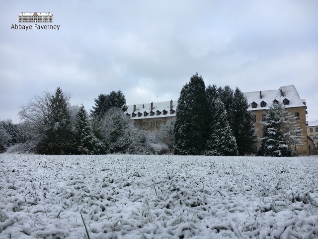 Klooster in de sneeuw - Zicht op de zuidwand van het klooster. | © AbbayeFaverney.com 12-2017