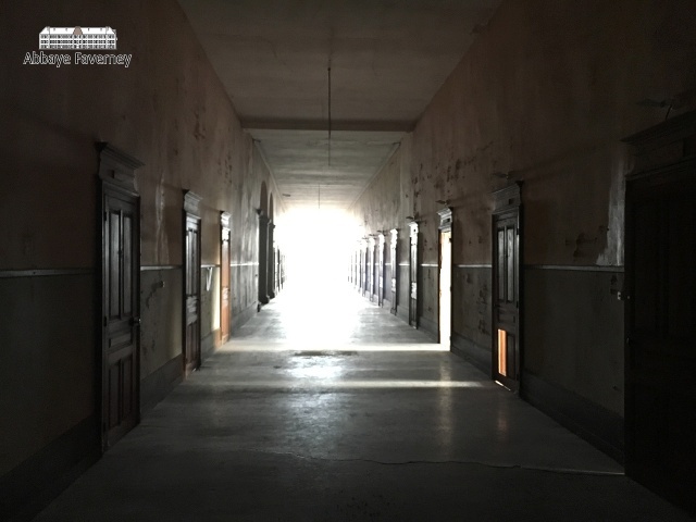 Lange gang - Zicht naar het oosten in de lange gang. Aan beide zijden de deuren van de monniken kamers. | © AbbayeFaverney.com 12-2017