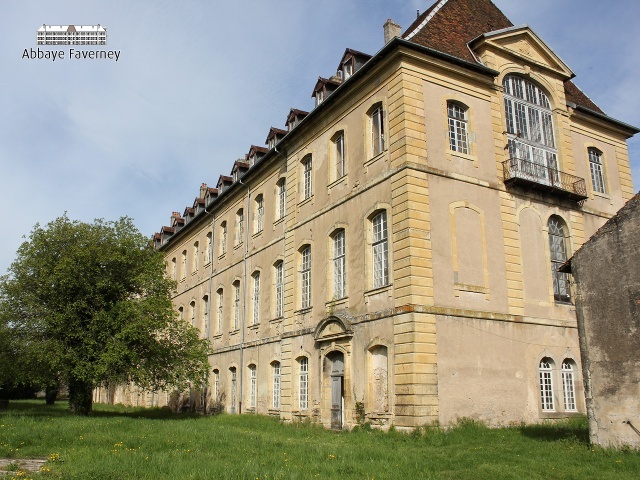 Zicht op Zuid-Oost zijde klooster - 100 meter lange gevel en grote raam aan de oostkant | © AbbayeFaverney.com 04-2016