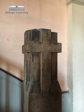 Detail houten trap - De houten trap die rond 1960 is geplaatst voert naar de zolderverdieping. De Staander heeft een mooi detail | © AbbayeFaverney.com 03-2018