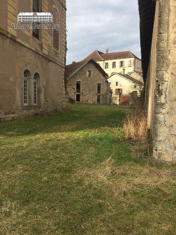 Doorkijk naar Zusterhuis - Links het klooster, rechts de schuren, vooruit het zusterhuis en de poort naar de Rue de l'Official | © AbbayeFaverney.com 03-2018