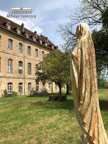 Beeld in de grote tuin - Maria Beeld die naar het klooster gericht staat | © AbbayeFaverney.com 04-2018